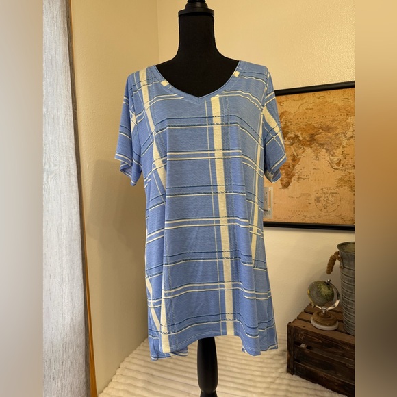 LuLaRoe Tops - Lularoe Christy T v-neck tee size 2X